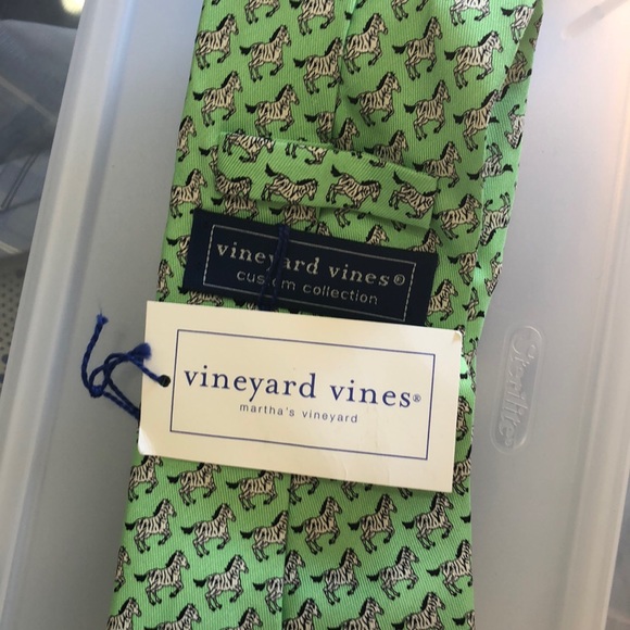 Vineyard’s Vines custom collection green zebra tie - Picture 2 of 3